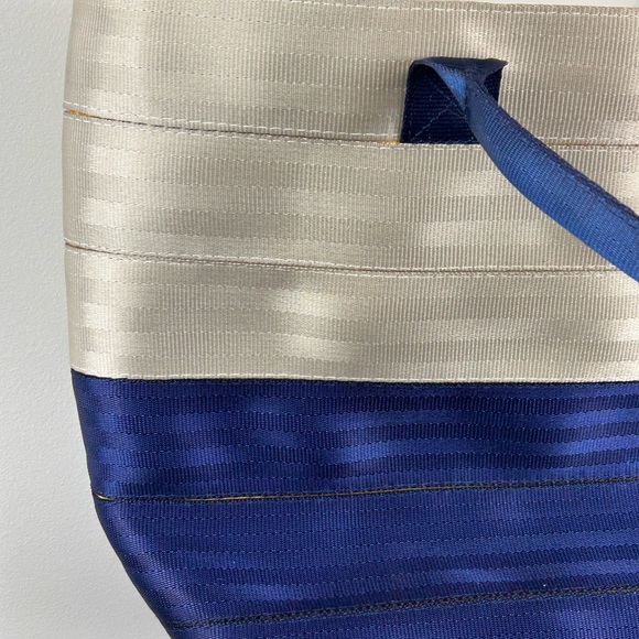 Harveys seatbelt tote bag in a two-tone design - Picture 9 of 9